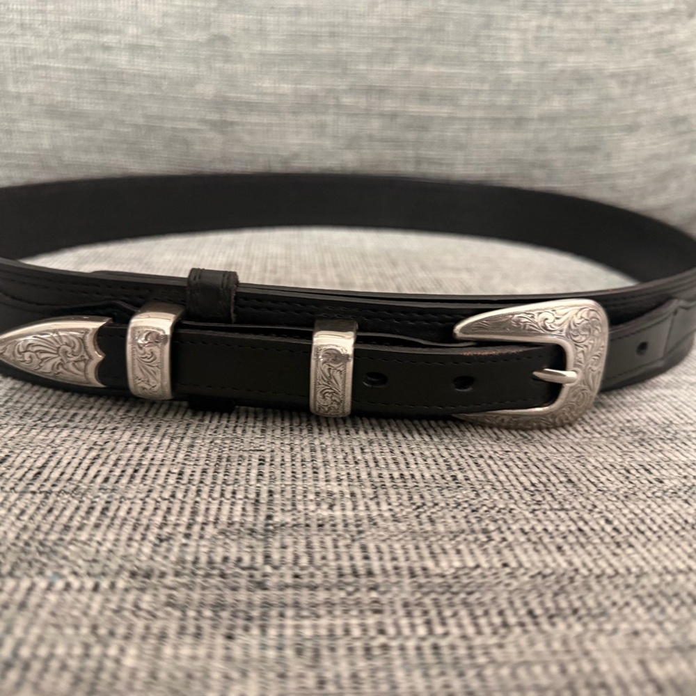 Vintage 1997 Black Leather Belt 
90s Y2K Authentic Copyrighted Silver Buckle